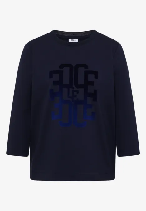 Dunkelblaues Langarmshirt mit Rundhalsausschnitt und mittigem abstraktem Code-Print in verschiedenen Blautönen.