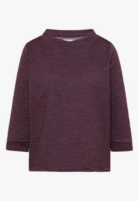 Ein schlichtes, langärmeliges T-Shirt in dunklem Aubergine mit Rundhalsausschnitt.