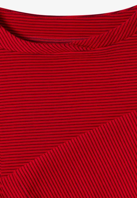 Abstraktes rotes Muster mit geschwungenen schwarzen Linien und diagonalen Streifen.