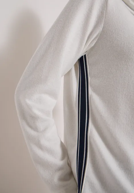 Zacht shirt met kraag en band vanilla white Weißer Strickpullover mit seitlichen, dunkelblauen Kontraststreifen