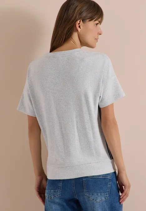 Shirt met aflopende schouders, ronde hals en band light grey melange Rückansicht einer Frau mit kurzärmeligem, hellgrauem Stricktop und blauen Jeans vor beigem Hintergrund.