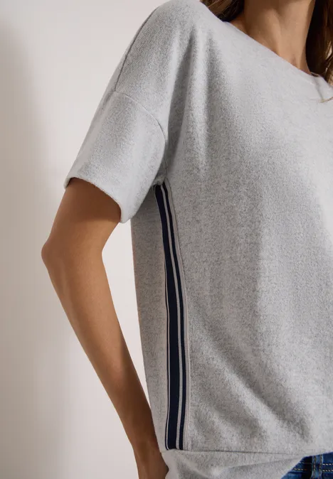 Shirt met aflopende schouders, ronde hals en band light grey melange Leicht graues, kurzärmliges Strickshirt mit seitlichen Marineblau-Weiß-Streifen