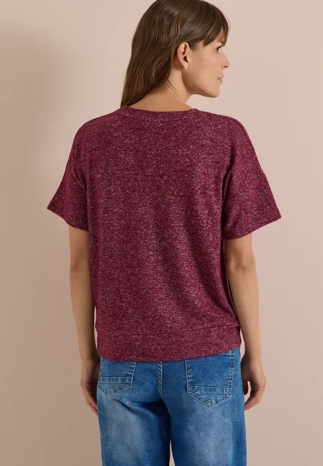 Shirt met aflopende schouders, ronde hals en band red wine melange Frau von hinten trägt bordeauxfarbenes T-Shirt mit kurzen Ärmeln und blaue Jeans.