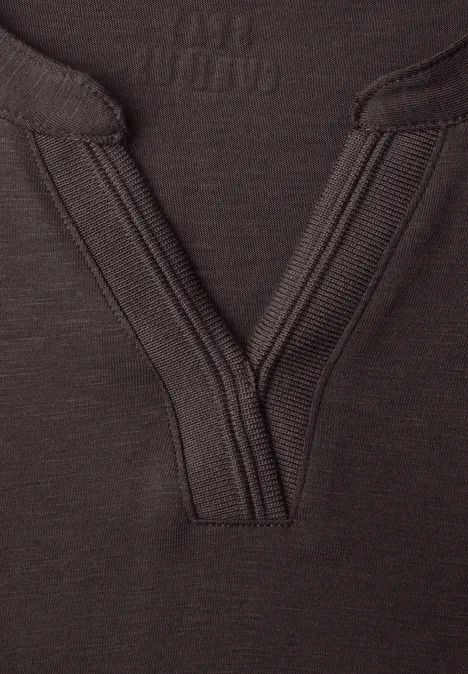 Shirt met split in de hals, in tuniekstijl truffle brown Close-up van een zwart shirt met V-hals en fijn gebreid patroon.