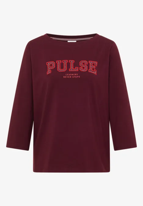 Dunkelrotes Shirt mit 3/4-Ärmeln und Aufdruck „PULSE“ auf der Vorderseite.