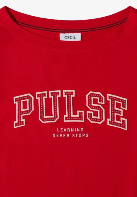 Rotes T-Shirt mit großem 'PULSE'-Schriftzug und kleinem Text 'LEARNING NEVER STOPS'.