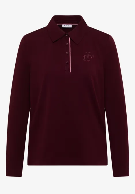 Langes dunkelrotes Poloshirt mit Kragen, Knopfleiste und dezentem Logo auf der Brust.