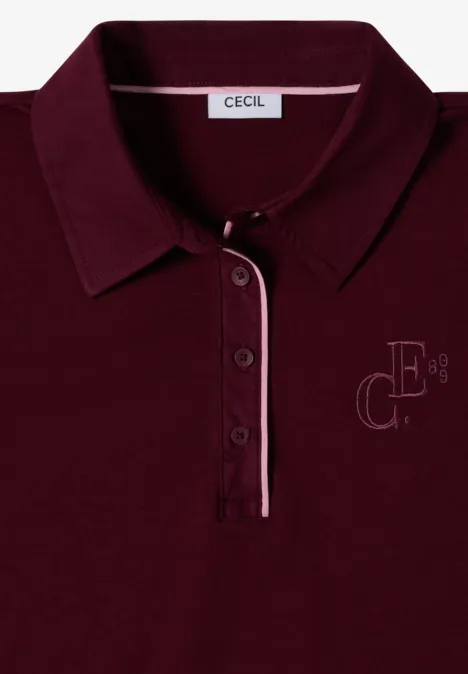 Bordeauxrotes Polohemd mit Kragen, Knopfleiste, weißem Zierstreifen und dezentem CE8-Logo auf der Brust.