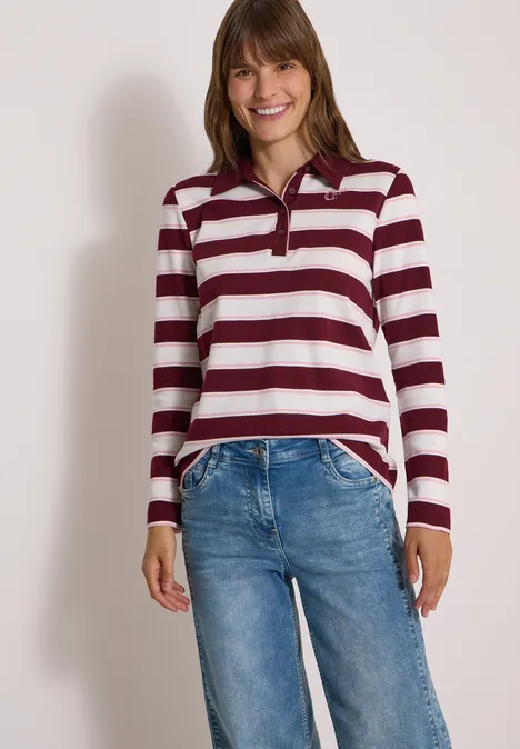 Langarm Poloshirt mit Knöpfen red wine Junge Frau lächelnd in einem burgund-weiß gestreiften Langarmshirt und blauen Jeans.