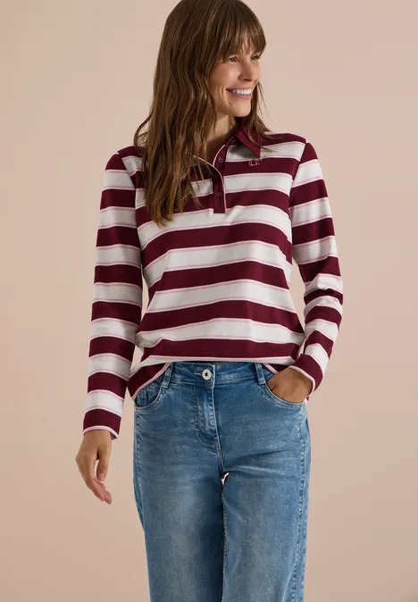 Langarm Poloshirt mit Knöpfen red wine Frau trägt gestreiftes Langarmshirt und Jeans
