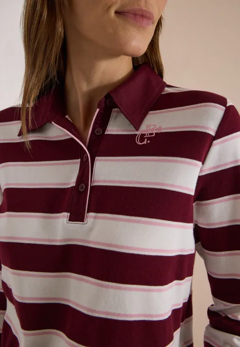 Langarm Poloshirt mit Knöpfen red wine Frau trägt ein rot-weiß gestreiftes Poloshirt mit Kragen und Knopfleiste.