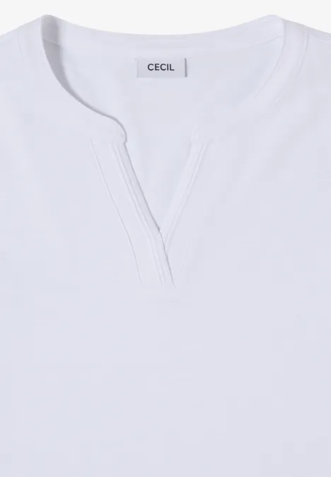 Einfaches weißes T-Shirt mit Rundhals und kleinem V-Ausschnitt, innen mit CECIL-Label.