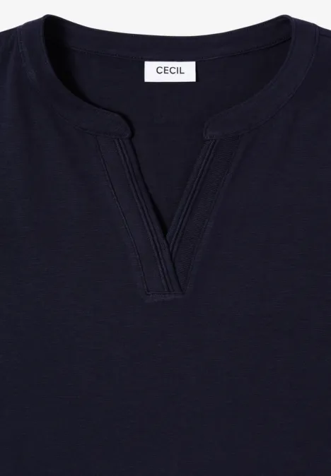 Dunkelblaues Damenshirt mit Rundhals und kleinem V-Ausschnitt, schlicht und leger.