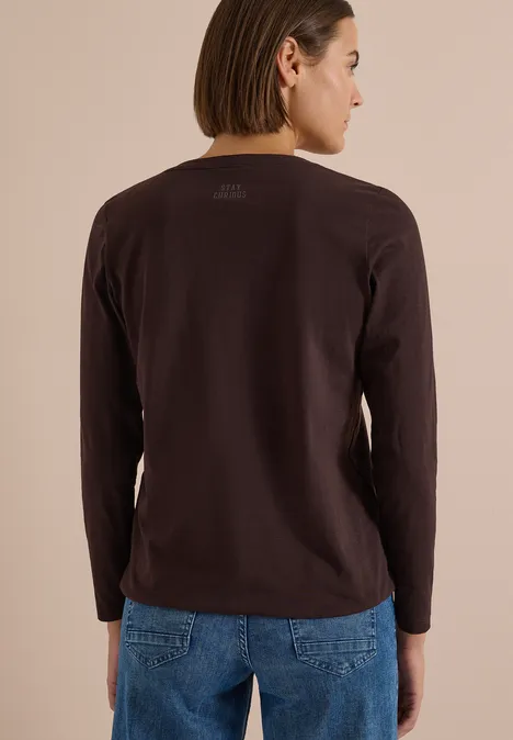 Langarm Shirt im Tunika-Look truffle brown Eine Frau von hinten mit kurzem Haar, dunkelbraunem Langarmshirt und blauen Jeans vor neutralem Hintergrund.