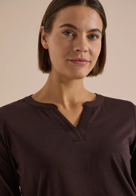 Langarm Shirt im Tunika-Look truffle brown Eine Frau mit kurzem braunen Haar und dunkelbraunem Shirt, schaut frontal in die Kamera.