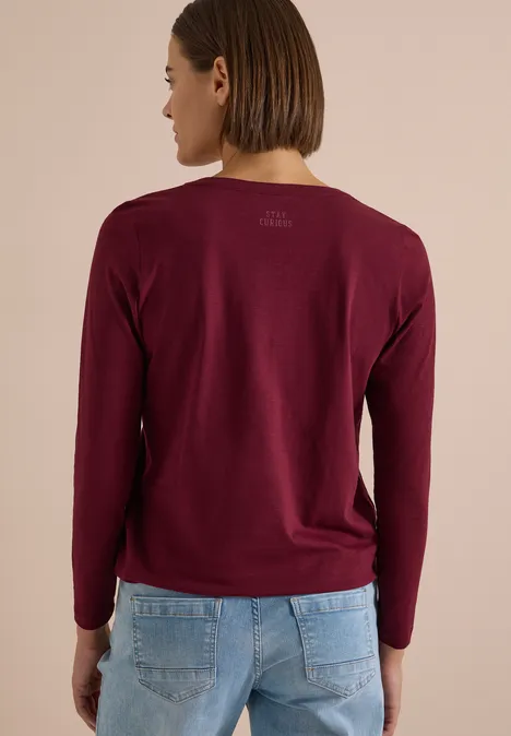 Langarm Shirt im Tunika-Look red wine Eine Frau von hinten, trägt ein bordeauxrotes Langarmshirt und blaue Jeans.