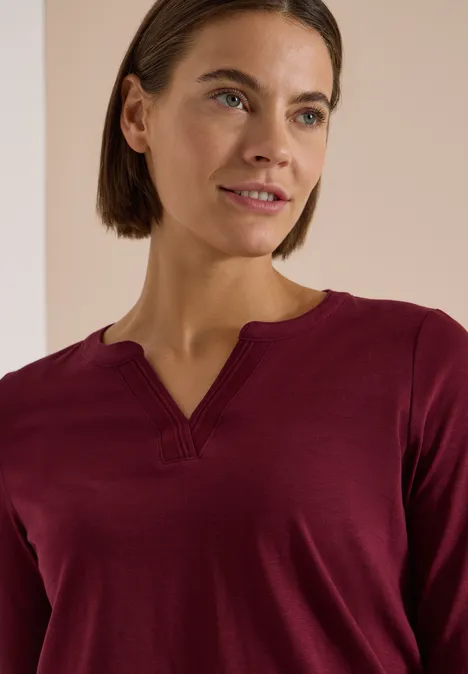 Langarm Shirt im Tunika-Look red wine Eine Frau in einem weinroten Langarmshirt mit V-förmigem Ausschnitt vor hellem Hintergrund.