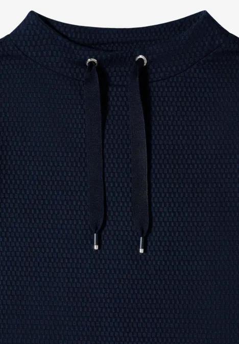 Dunkelblauer Kapuzenpullover mit feiner, gepunkteter Struktur und Kordelzug.
