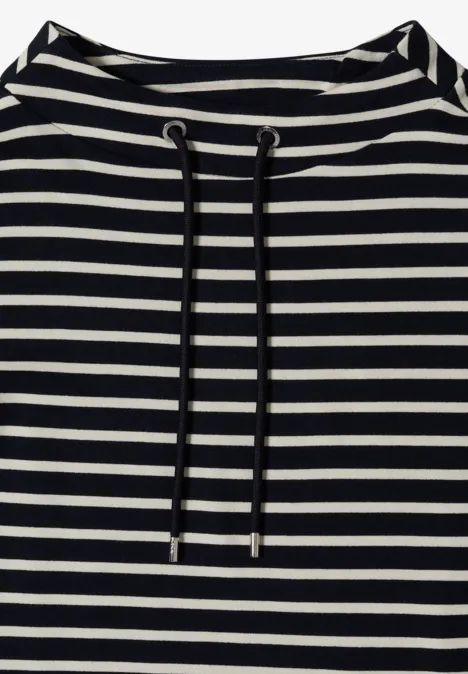 Schwarz-weiß gestreifter Pullover mit Kapuze und Kordelzug vorne.