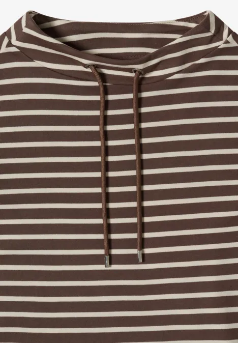 Braunes Kapuzenshirt mit cremefarbenen Querstreifen und Kordelzug.