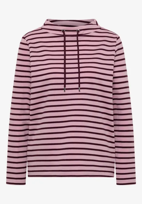Een roze hoodie met zwarte horizontale strepen en capuchon.