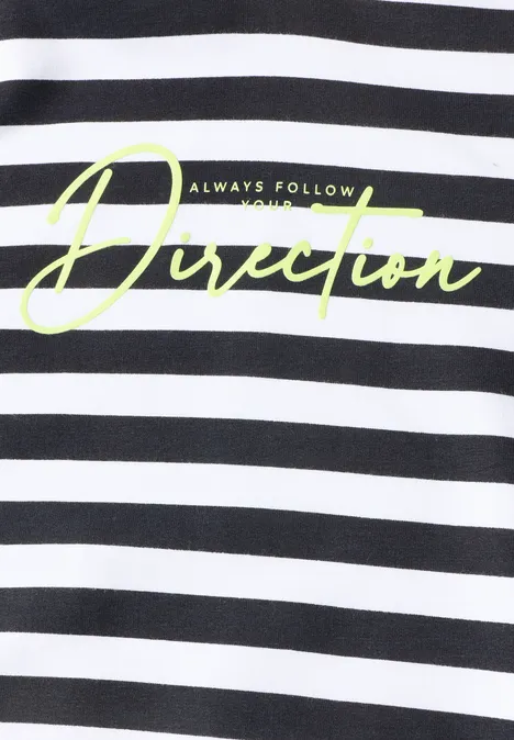 Shirt met lange mouwen, capuchon en strepen urban dark blue Schwarz-weiß gestreiftes Design mit neongelbem Schriftzug 'Always Follow Direction'.