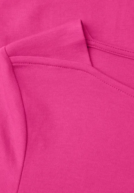 T-shirt basique à col bateau pink flash Nahaufnahme eines pinken Stoffstücks mit sichtbaren Nähten und Falten.