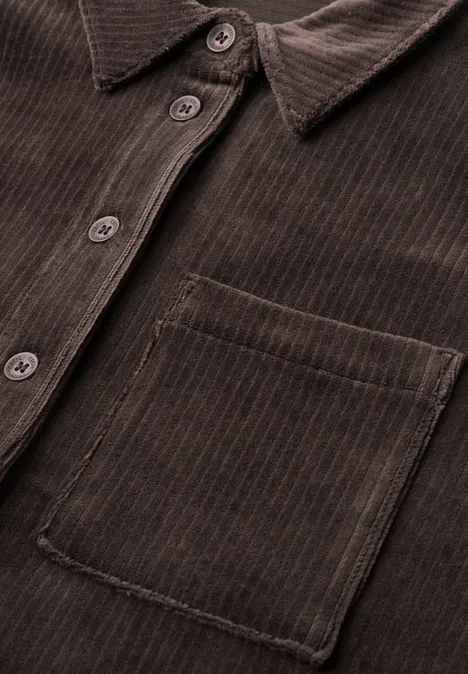 Blouse en jersey de velours côtelé à manches courtes, couleur unie truffle brown Braunes Cordhemd mit Brusttasche und sichtbarer Knopfleiste.