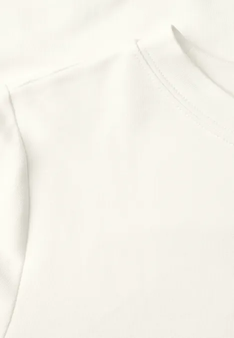 Nahaufnahme eines weißen T-Shirts mit feiner Stoffstruktur.