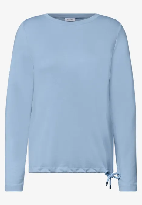 Lichtblauw shirt met lange mouwen, ronde hals en zijstrikje.
