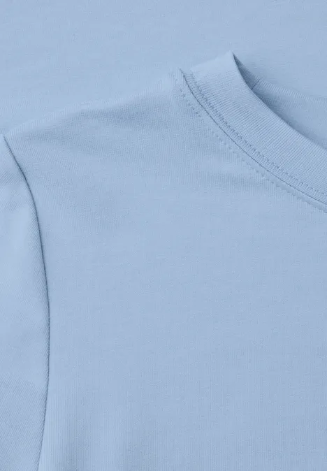 Close-up van een lichtblauw katoenen T-shirt met ronde hals