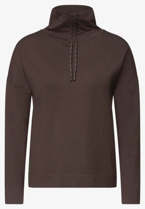 Bruine sweater met lange mouwen, hoge kraag en korte rits.