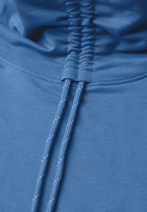 Blauwe hoodie met aantrekkoorden bij de kraag