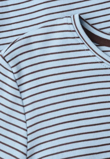 Hellblaues T-Shirt mit feinen, dunkelbraunen Streifen