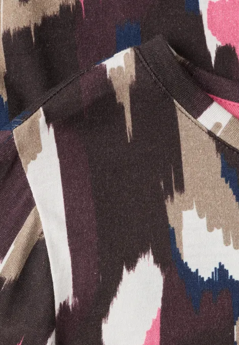 T-shirt à manches longues, col bateau et imprimé pink flash Nahaufnahme eines abstrakten Musters in Braun, Beige, Weiß, Blau und Rosa auf Stoff mit sichtbarer Naht und Tasche.