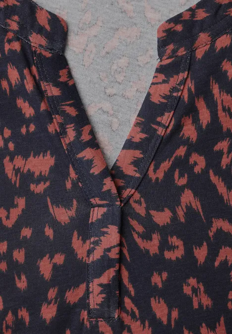 Shirt mit Split Neck im Tunika-Look urban dark blue Nahaufnahme eines V-Ausschnitt-Oberteils in dunkelblau mit rostfarbenem Leopardenmuster