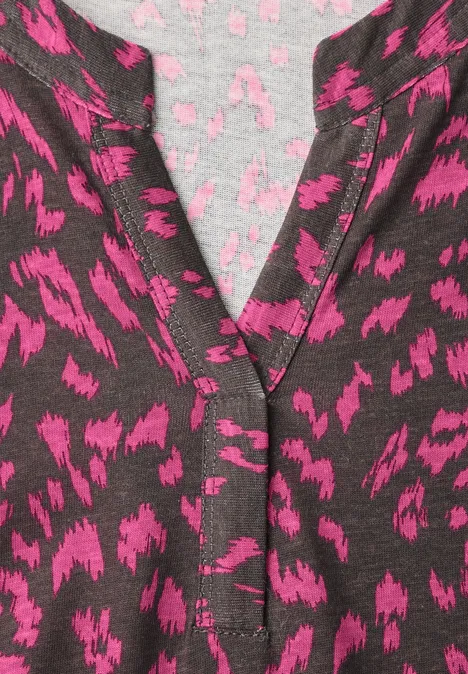 Shirt met split in de hals, in tuniekstijl truffle brown Grijze gebreide cardigan met V-hals en felroze, abstract patroon.