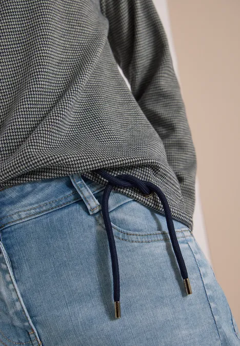 Langarm Shirt mit U-Boot-Ausschnitt urban dark blue Nahansicht: grau melierter Pullover und hellblaue Jeans mit navy-blauem Kordelzug als Gürtel.