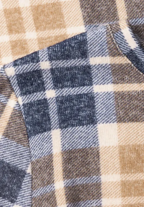 Nahaufnahme eines karierten Flanellstoffs in Beige, Blau und Weiß.