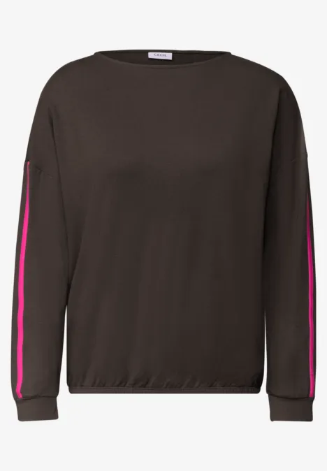 Shirt mit Boat Neck und Tapedetails truffle brown Dunkelbraunes Langarm-Sweatshirt mit pinken Seitenstreifen an den Ärmeln.