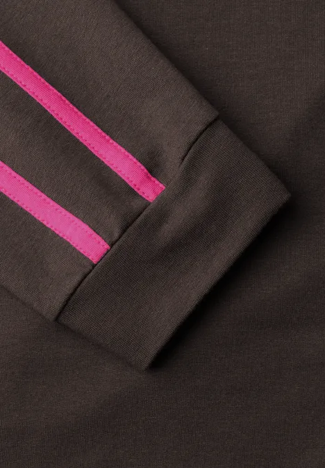 Shirt mit Boat Neck und Tapedetails truffle brown Nahaufnahme eines dunkelbraunen Sweatshirt-Ärmels mit zwei pinken Streifen am Bündchen.