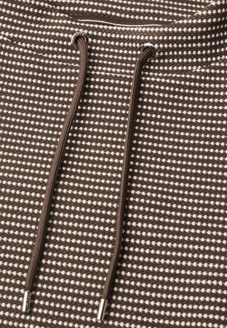 T-shirt à manches longues et col cheminée truffle brown Nahaufnahme eines gepunkteten Hoodies mit Kordelzug