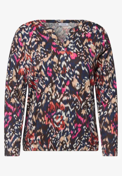 Shirt mit Split Neck im Tunika-Look truffle brown Damenoberteil mit V-Ausschnitt, langen Ärmeln und abstraktem buntem Muster in Schwarz, Pink, Beige und Blau.