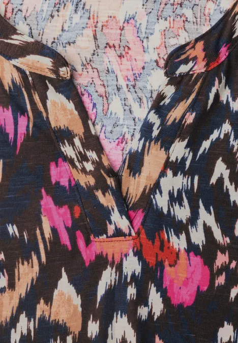Shirt mit Split Neck im Tunika-Look truffle brown Bunt gemusterter V-Ausschnitt mit Leoparden- und Aquarell-Print in Beige, Schwarz, Pink und Weiß.