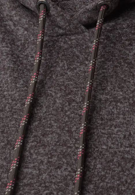 T-shirt à manches longues avec capuche et passepoil truffle brown melange Nahaufnahme eines braun melierten Kapuzenpullovers mit geflochtenen Zugschnüren.