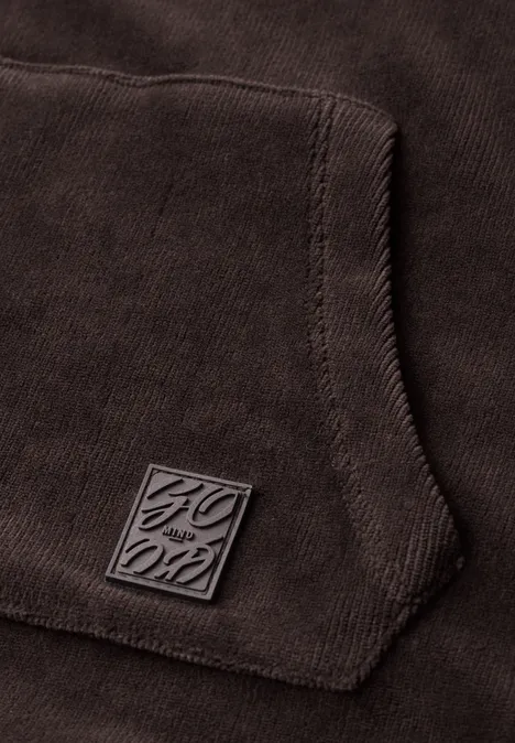 Langarm Shirt aus Cord mit Kapuze truffle brown Braunes Oberteil mit Kängurutasche und kleinem Logo-Patch.