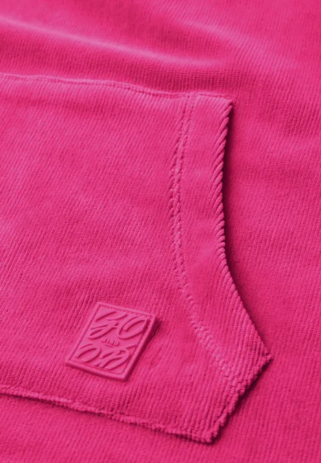 T-shirt à manches longues en velours côtelé avec capuche pink flash Nahaufnahme einer pinken Kängurutasche mit gestepptem Rand und kleinem quadratischem Logo-Emblem.