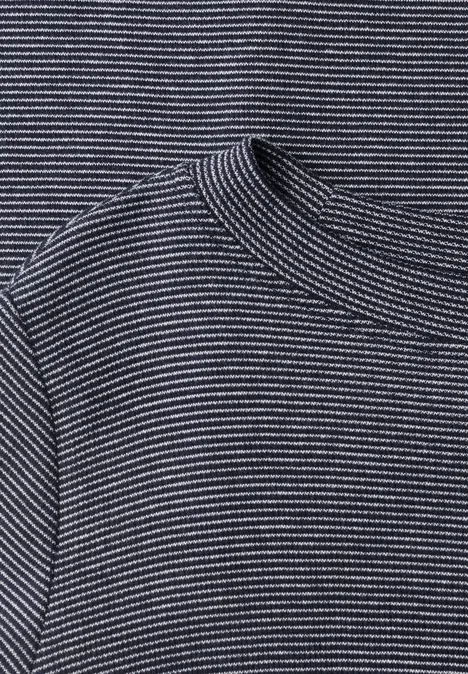 Langarm Shirt mit schmalem Streifenmuster urban dark blue Ein dunkelblau-weiß gestreiftes Shirt mit Rundhalsausschnitt aus Baumwollstrick.