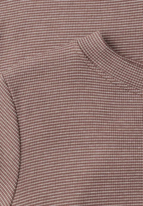 Langarm Shirt mit schmalem Streifenmuster mocha brown Nahaufnahme eines braunen, strukturierten Strickoberteils mit feinem Waffelmuster.