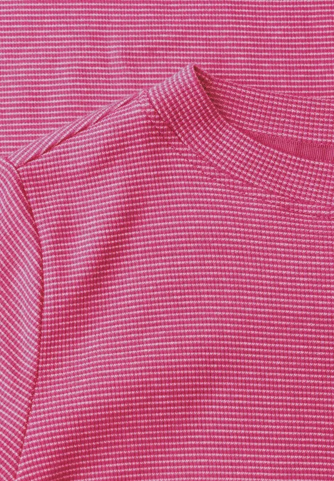 Langarm Shirt mit schmalem Streifenmuster pink flash Nahaufnahme eines pinkfarbenen gerippten Strickstoffs
